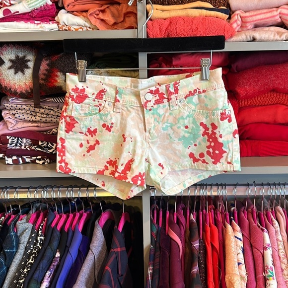 Levi’s size 26 white with pink/peach/green splatter 3” shorts​ - Picture 1 of 4